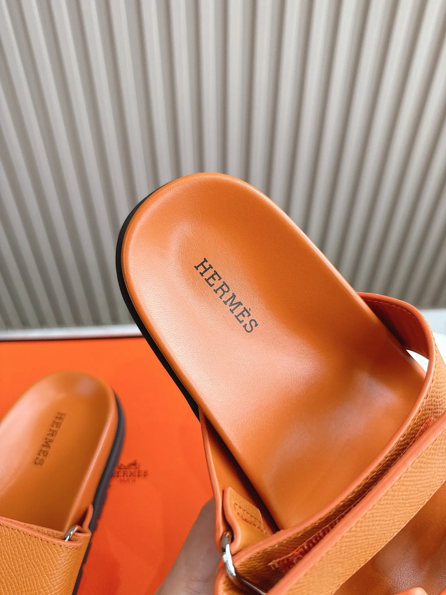 p480🐮🐮Couple model (top version) H family 2024 spring and summer new style HERMES Hermes' recently popular couple model pig nose angle sandals and slippers, paired with various colorful socks, popular. Upper: imported original deerskin (the genuine leather edging is not ordinary super migration). Lining: imported genuine leather. Outsole: Tpu non-slip and wear-resistant outsole. Size: Female 35-42 (40/42 non-returnable and non-exchangeable) Male size: 39-45 (45 non-refundable and non-exchangeable)